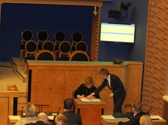 Riigikogu liige Tiina Lokk-Tramberg kirjutab Riigikogu ametivandele alla